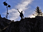 32 Salendo l'impegnativo sentiero del ripetitore  dal Rifugio per  Cima Alben 